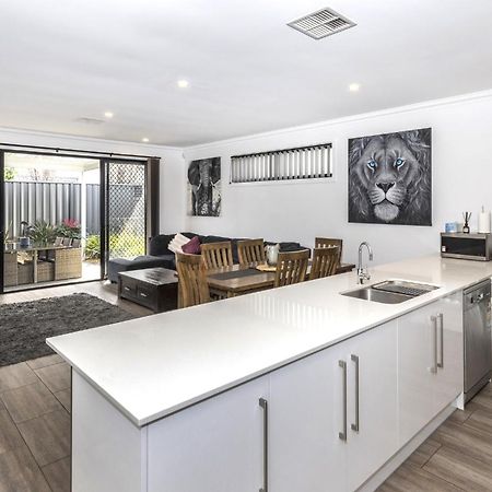 Luxury Home In Christies Beach With King Bed, Nbn, Netflix, 3Bed 2Bath Exterior photo