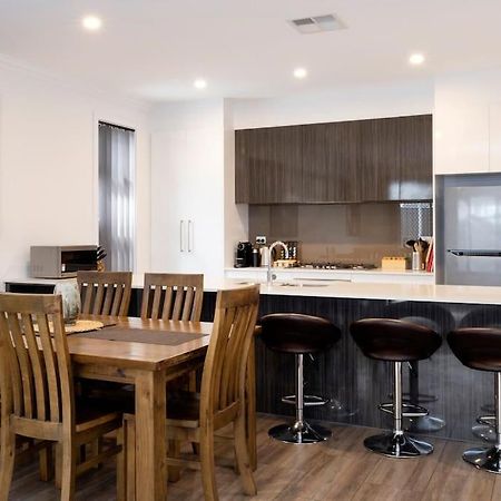Luxury Home In Christies Beach With King Bed, Nbn, Netflix, 3Bed 2Bath Exterior photo