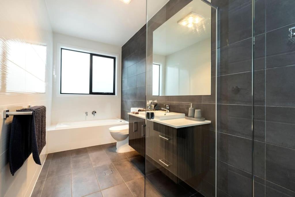 Luxury Home In Christies Beach With King Bed, Nbn, Netflix, 3Bed 2Bath Exterior photo