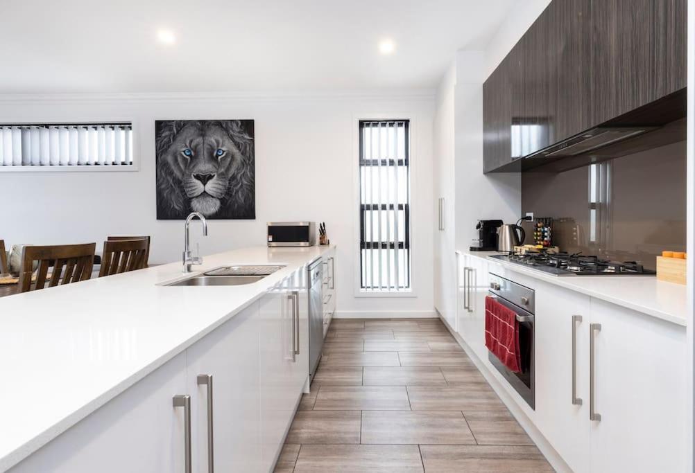 Luxury Home In Christies Beach With King Bed, Nbn, Netflix, 3Bed 2Bath Exterior photo
