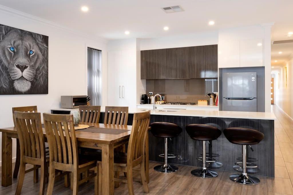 Luxury Home In Christies Beach With King Bed, Nbn, Netflix, 3Bed 2Bath Exterior photo